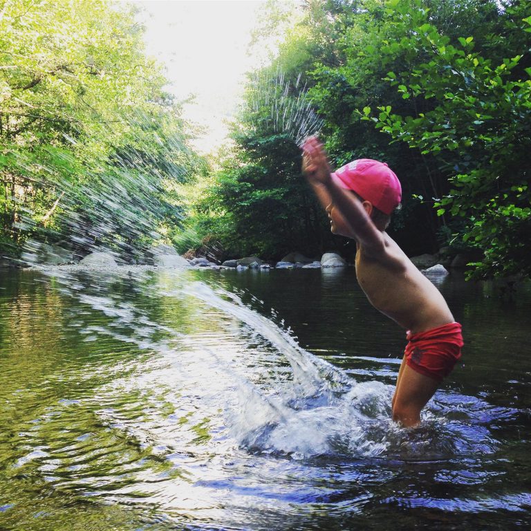 enfant-joue-avec-eau